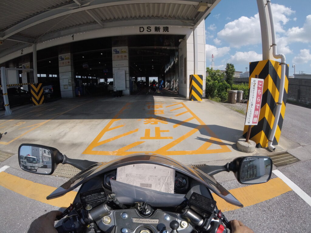 ユーザー車検を受けるには検査場の右側の「DS新規」に並びます。