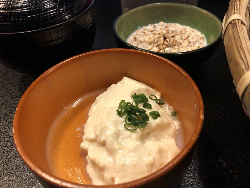 雲海の宿「千木」の朝食には手作り豆腐もあります。しっとりしてて美味しかった。