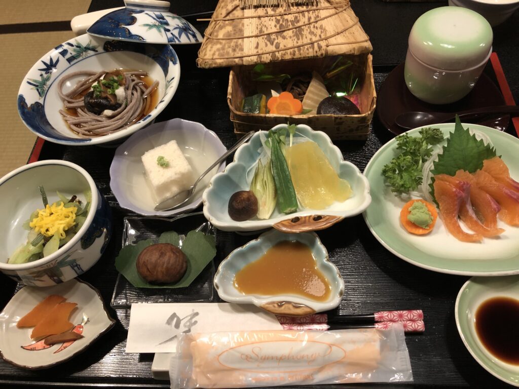 雲海の宿「千木」の夕飯。地元の食材をふんだんに使われており美味しかった