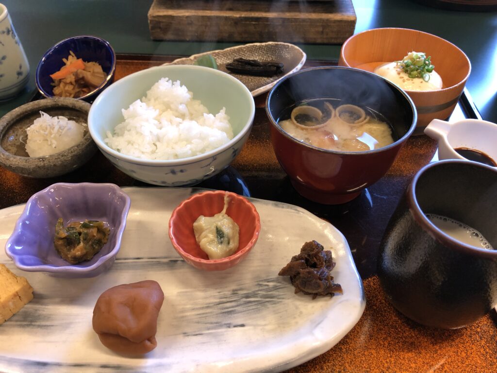 渓谷の宿「二匹の鬼」の朝食は和食で心も体も温まります。