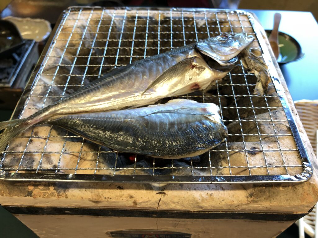 渓谷の宿「二匹の鬼」の朝食には焼き魚も。ヤマメでしょうか。