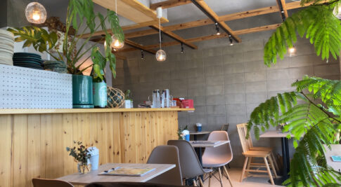 隼で訪れた沖縄 南城市の穴場カフェ「cafe lush 〜海の家〜」｜海と飛騨牛の贅沢な時間