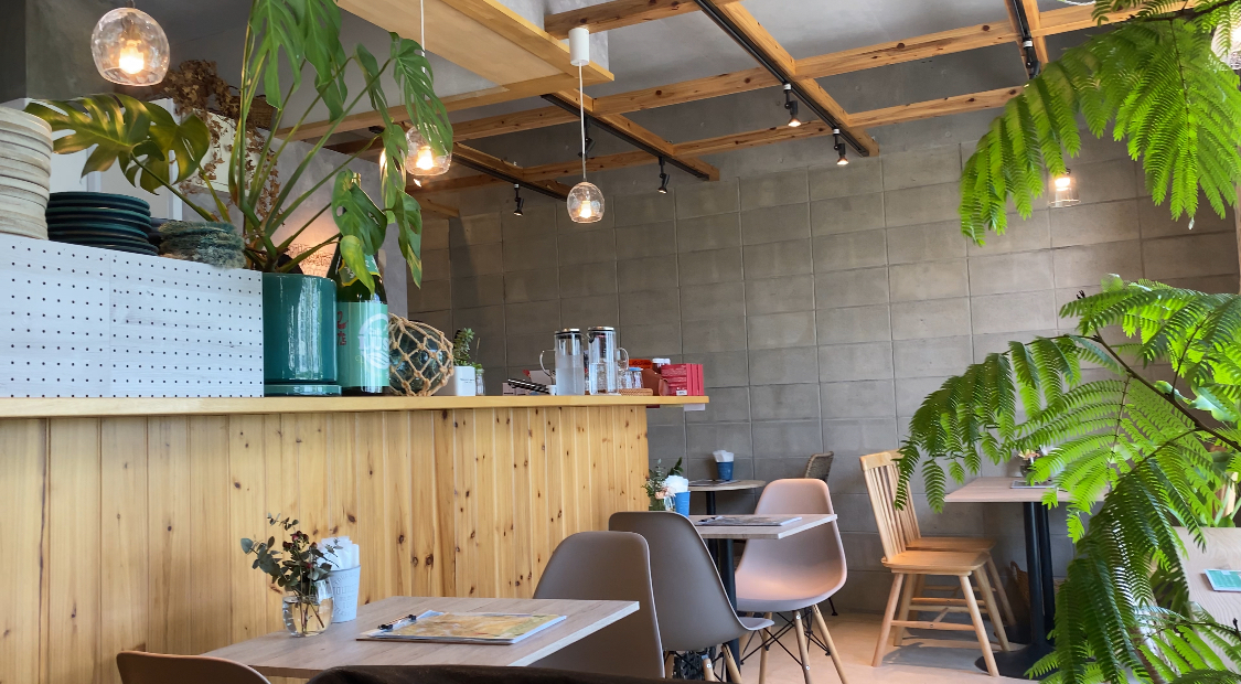 隼で訪れた沖縄 南城市の穴場カフェ「cafe lush 〜海の家〜」｜海と飛騨牛の贅沢な時間