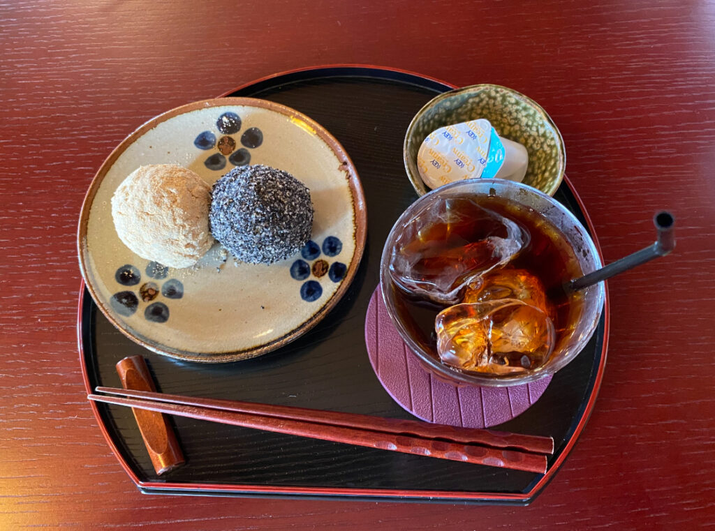 今回注文したのは「みやび茶屋・仲元」の「きな粉おはぎ」と「黒胡麻おはぎ」、そしてアイスコーヒーです。