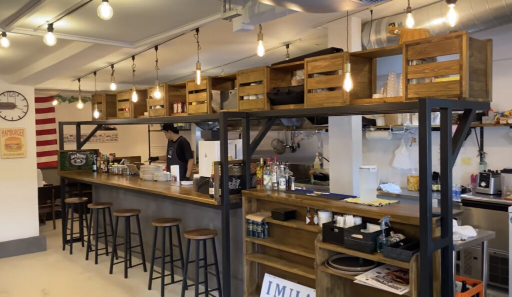 ライダーズカフェ「バーガーズタイム IMUA」の店内はバイクやアメリカンカルチャーを感じさせるインテリアで統一され、とてもおしゃれな空間が広がっていました