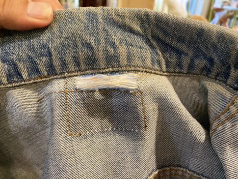 リーバイスのデニムジャケット（70505-0217 4th）に穴