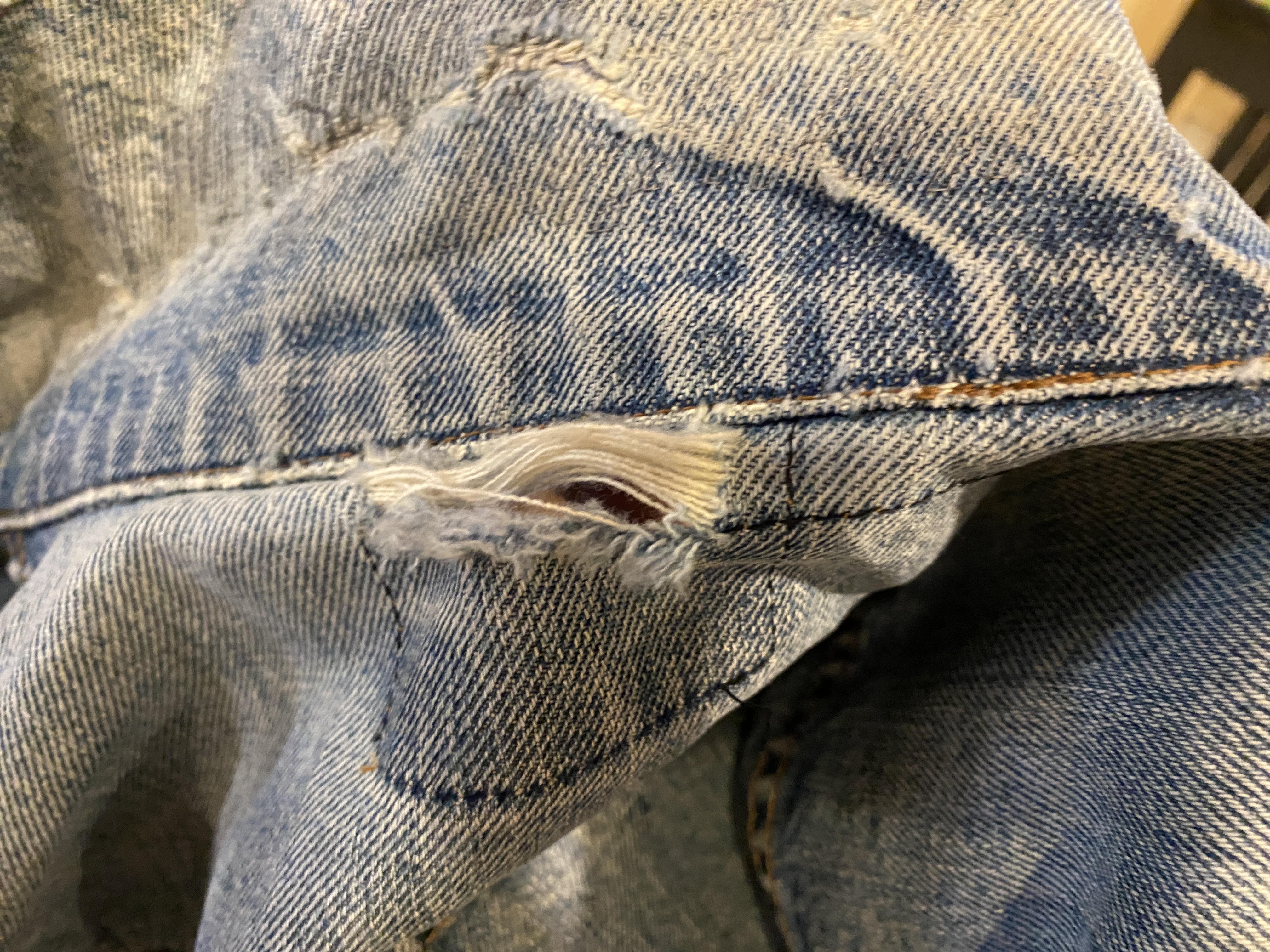 デニムジャケットに穴