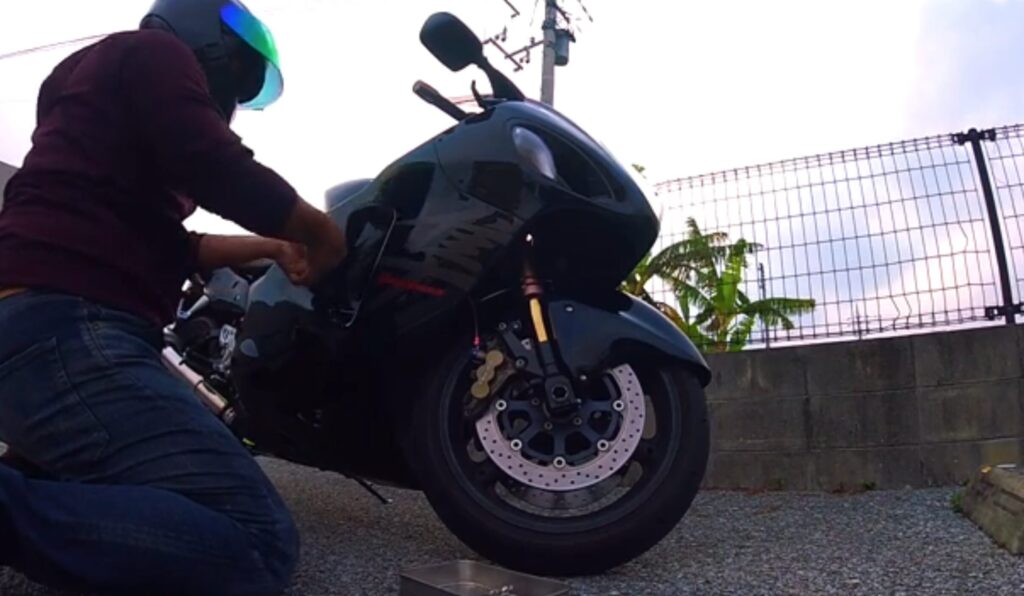 隼 サイドカウルの外し方の手順