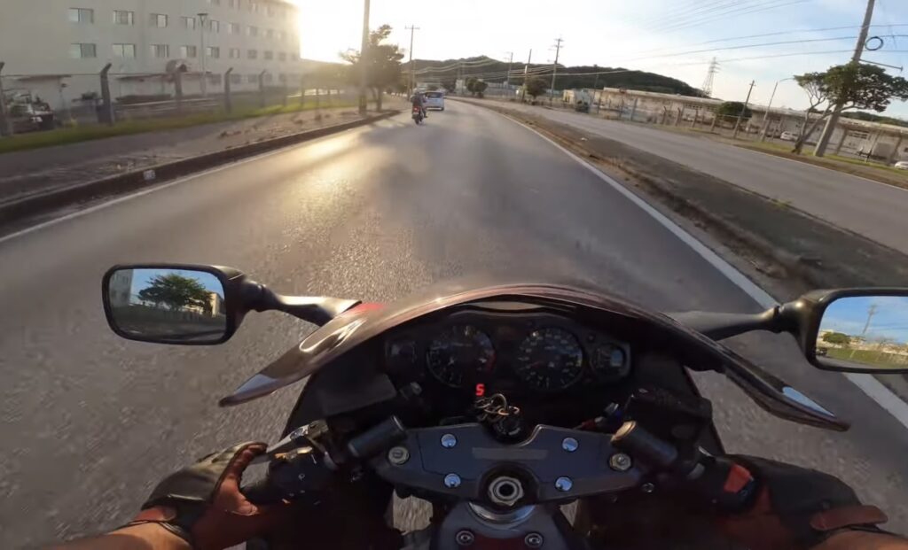 隼で沖縄ツーリング。夕陽を見るために北谷町のサンセットビーチへ。
