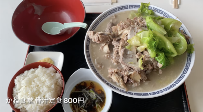 骨汁を注文。価格は800円。このボリュームで安すぎる。